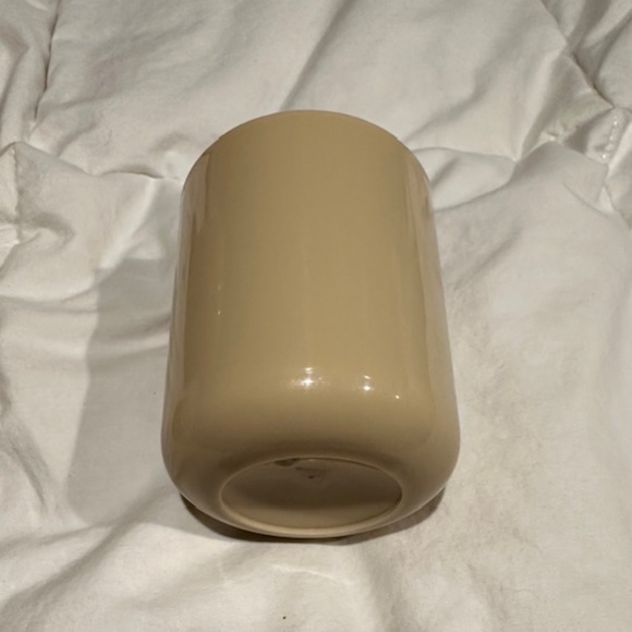 Tan bathroom set; plastic; excellent condition - Picture 2 of 4